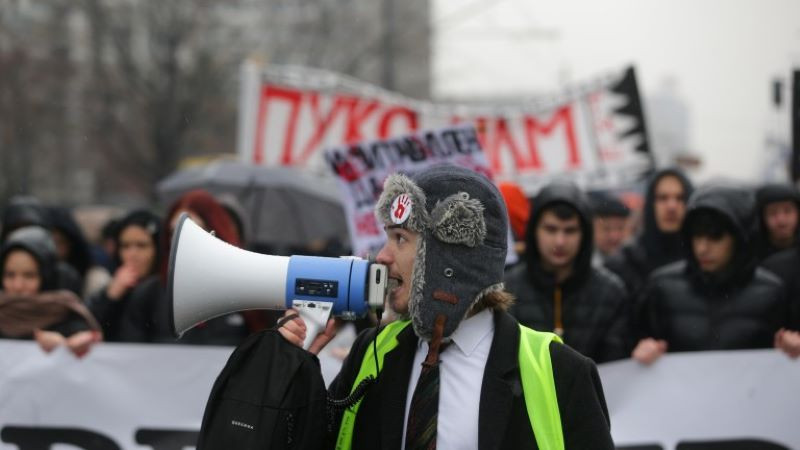 Пореден антиправителствен протест в Сърбия затвори училища, книжарници, театри и кафенета